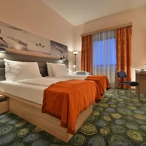 Ramada Airport Прага